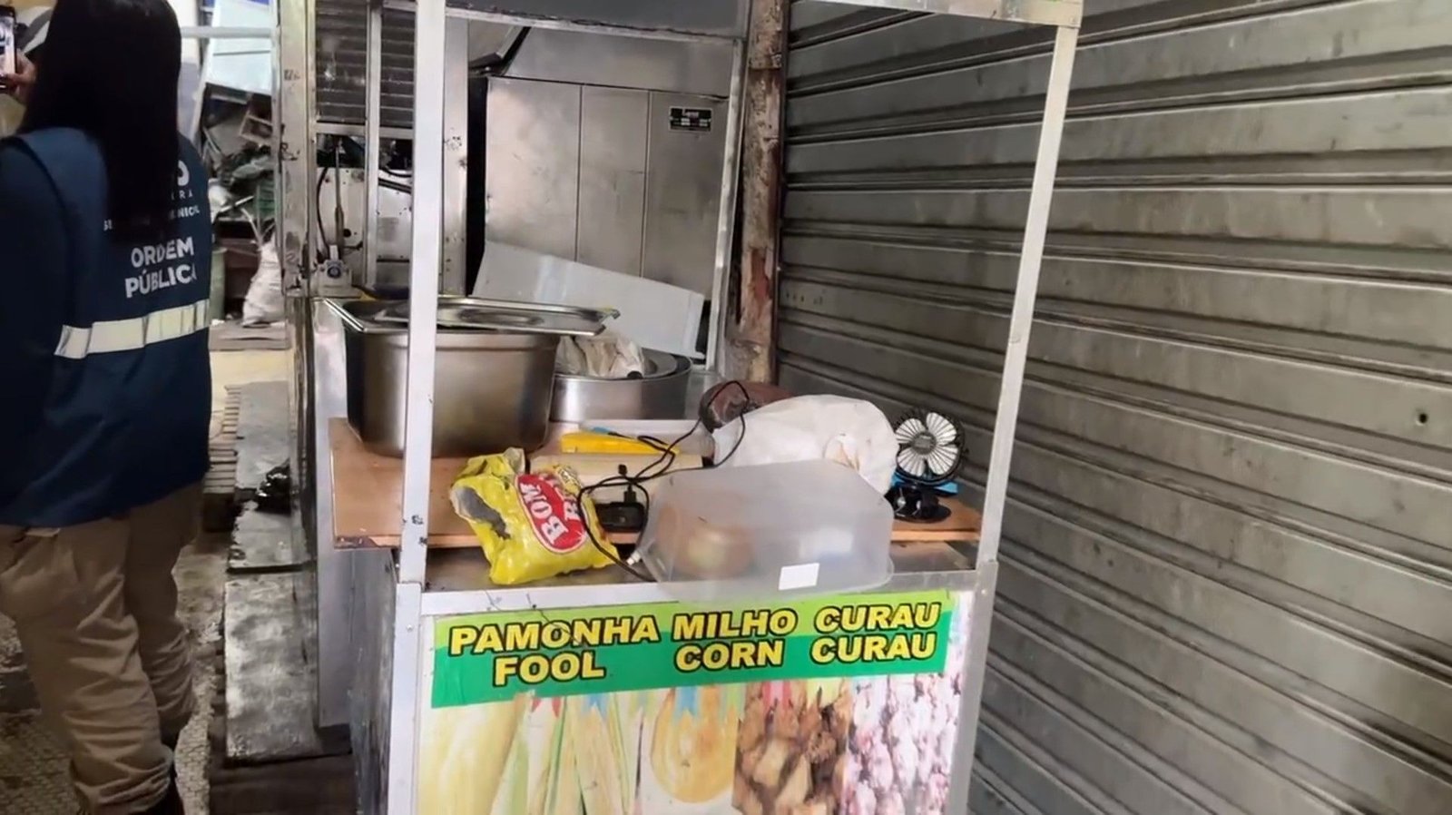 Prefeitura do Rio fecha depósito usado por ambulantes e apreende 600 kg de alimentos | CNN Brasil