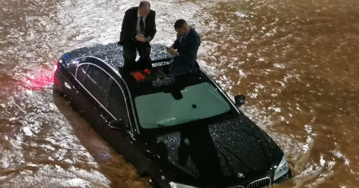 Cônsul dos Emirados Árabes é resgatado de enchente pelo teto solar de BMW em São Paulo