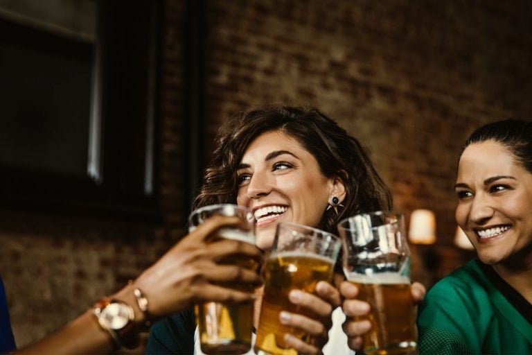 mulheres bebendo cerveja