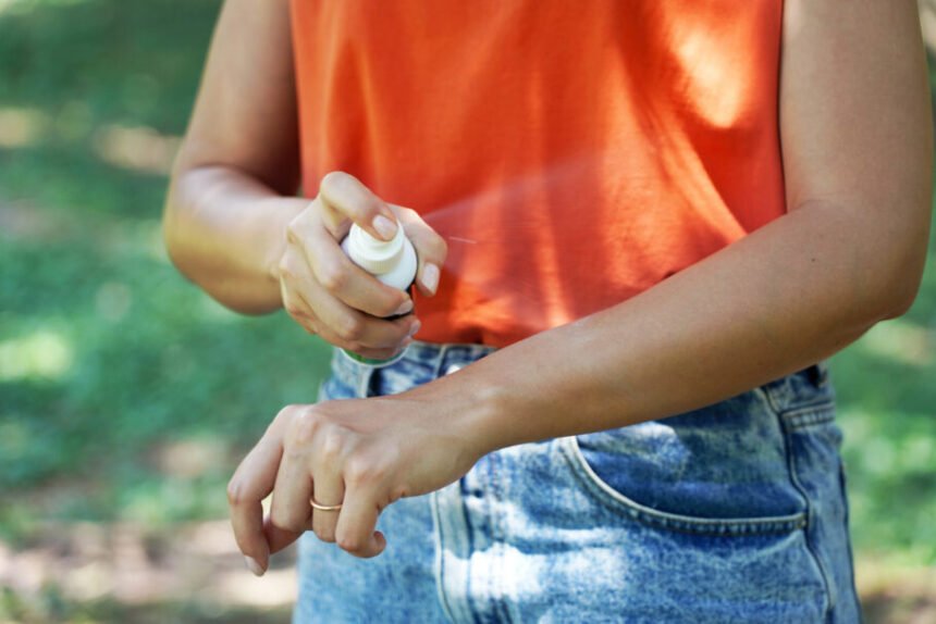 Aplicação de repelente protege contra o mosquito da dengue