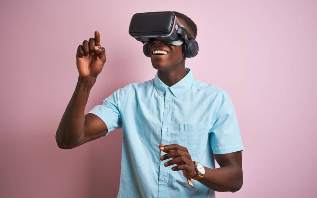 Jovem jogando jogo de realidade virtual usando óculos