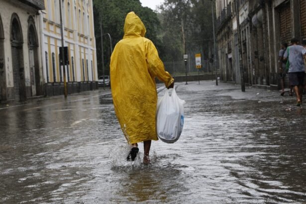 Alagamento na região central do Rio após forte chuva na sexta-feira — Foto: Fernando Frazão/Agência Brasil