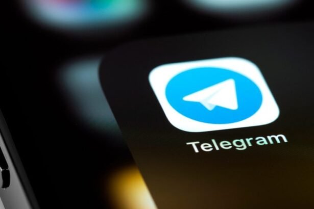 Ícone do Telegram na tela inicial de um iPhone