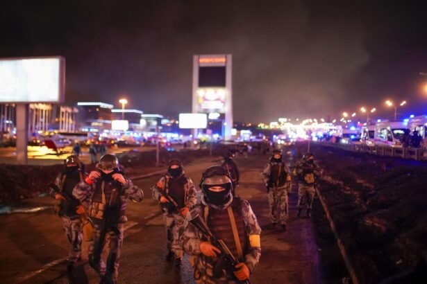 Área do ataque em Moscou é patrulhada — Foto: Alexander Avilov/AP