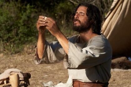 O premiado ator Jonathan Roumie é Jesus na série