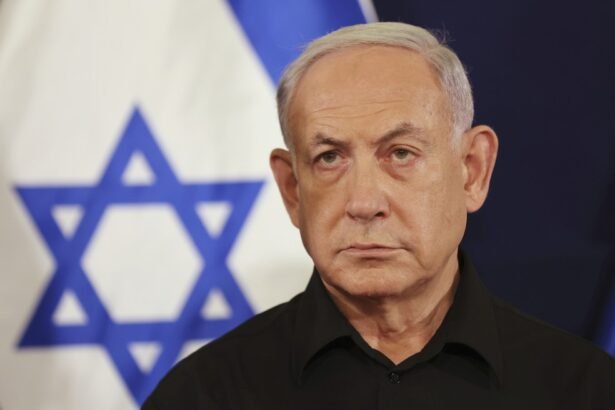Benjamin Netanyahu, primeiro-ministro de Israel, cancelou a visita de uma delegação do país aos EUA após Washington se abster de votação no Conselho de Segurança das Nações Unidas que aprovou um cessar-fogo imediato na Faixa de Gaza  — Foto: Abir Sultan/Pool Photo via AP