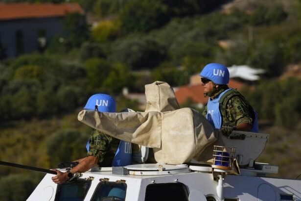 Forças de paz da ONU patrulham fronteira entre Israel e Líbano — Foto: Bilal Hussein/AP