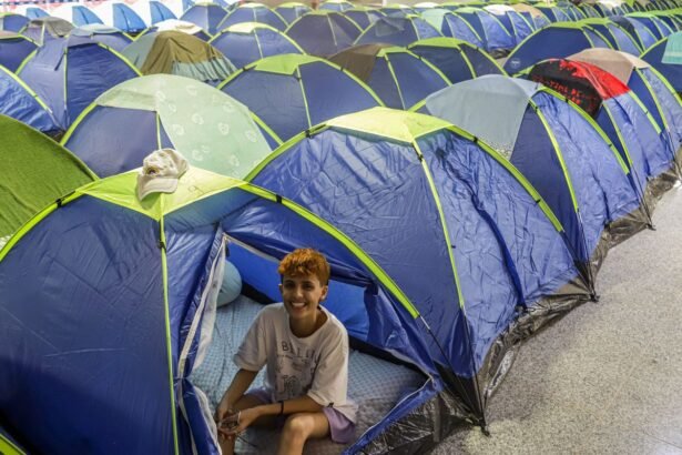 Jovens preparam barracas para maratona tecnológica da Campus Party