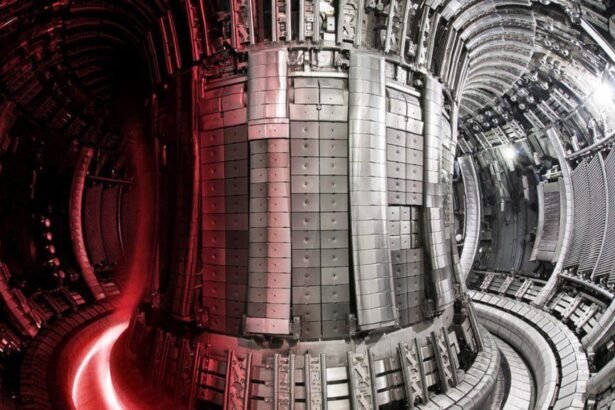 Interior do reator de fusão nuclear JET (Joint European Torus), na Inglaterra (Crédito: UKAEA)