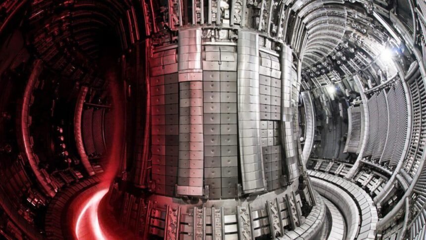 Interior do reator de fusão nuclear JET (Joint European Torus), na Inglaterra (Crédito: UKAEA)