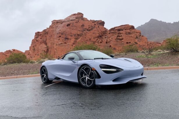 Como é dirigir o carro conversível de R$ 1,7 milhão da McLaren; veja imagens