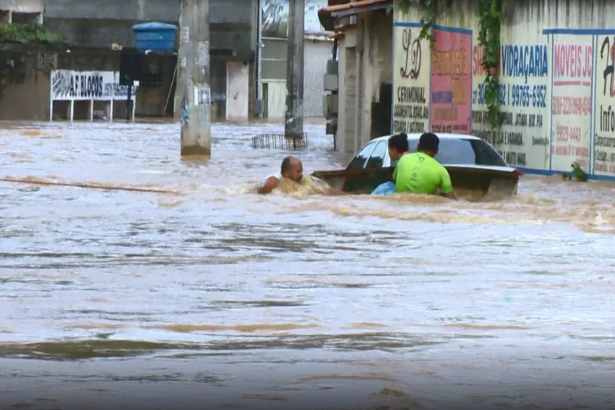 Rua alagada no Espírito Santo após fortes chuvas — Foto: Reprodução / TV Gazeta