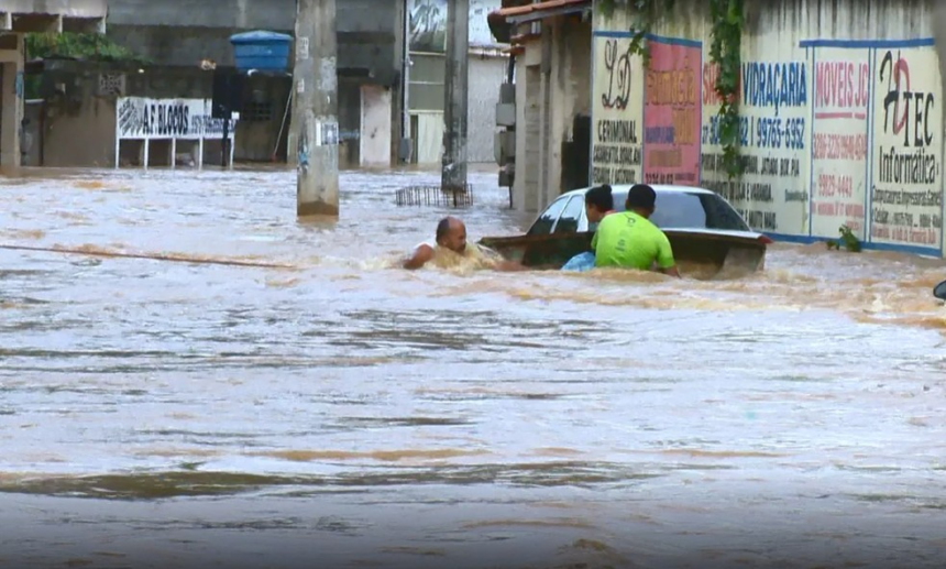 Rua alagada no Espírito Santo após fortes chuvas — Foto: Reprodução / TV Gazeta