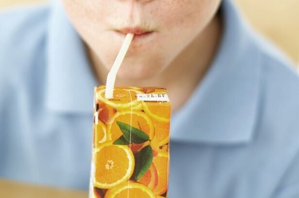 Os sucos de frutas de caixinha contêm grandes quantidades de açúcar, corantes e aromatizantes – iStock/Getty Images