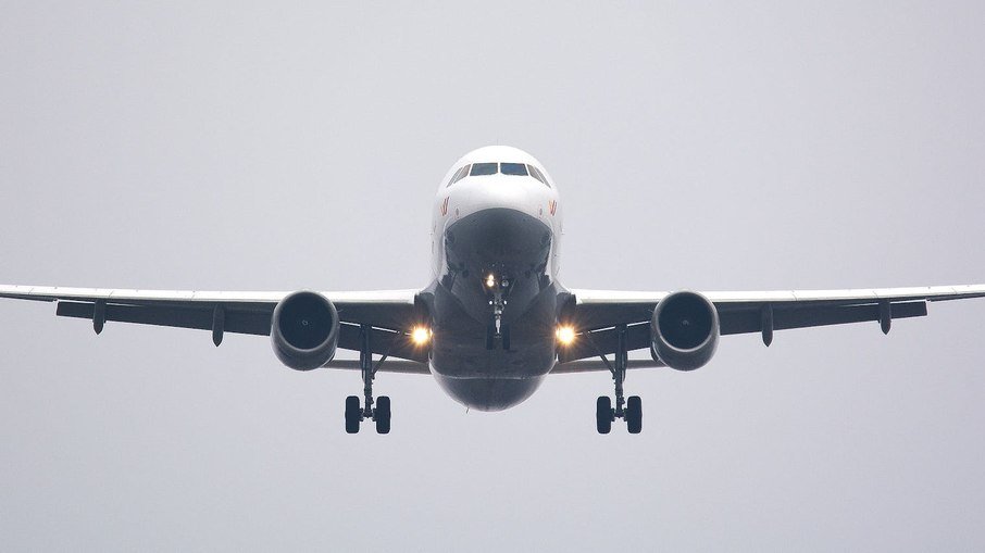 Avião com 153 passageiros desvia da rota após pilotos cochilarem