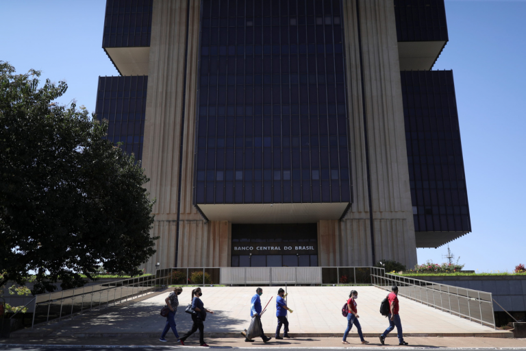 Pedestres caminham em frente ao prédio do Banco Central, em Brasília - Foto: Amanda Perobelli - Reuters