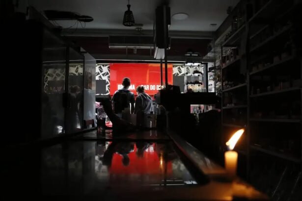 Estabelecimento comercial do centro de São Paulo sem luz, por causa de apagão na rede elétrica da Enel — Foto: Paulo Pinto/Agência Brasil