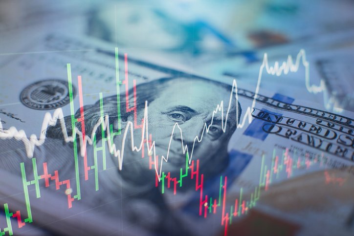 Dólar cai com realização por alívio em Treasuries e minério forte, após abrir em alta