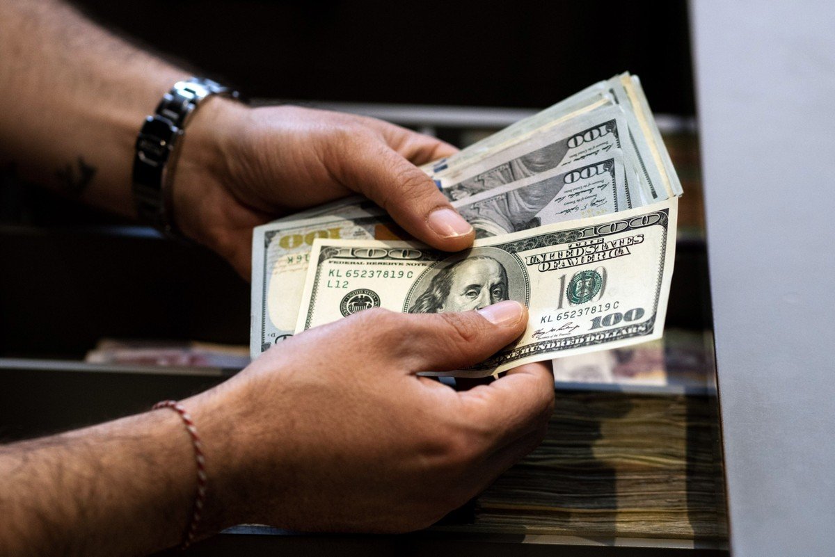 Dólar fecha em alta após dados fortes nos EUA e se aproxima de R$ 5 | Finanças