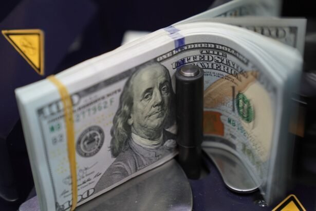 Dólar inicia sessão em alta e vai a R$ 5,05 com decisão do BoJ no radar | Finanças
