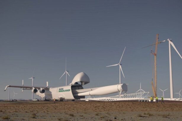 Pá de turbina de energia eólica sendo colocada no Windrunner, avião gigante da Radia