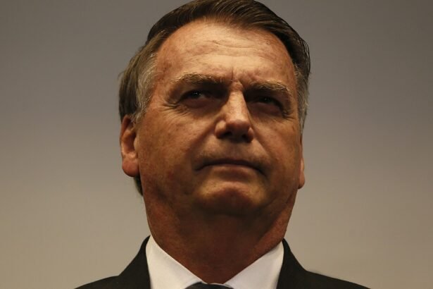 PF afirma que Bolsonaro ordenou confecção de cartão de vacinação falso | Política