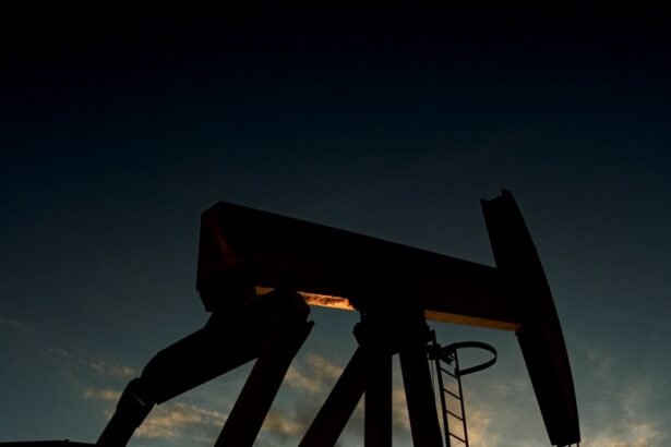 Petróleo fecha em baixa, com dólar forte e negociação de cessar-fogo em Gaza no radar