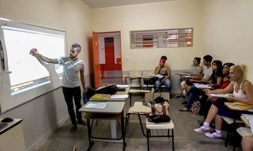 Professor ministra aula em turma do ensino médio — Foto: Joel Rodrigues/Agência Brasil