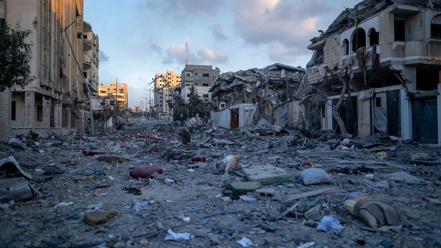 A destruição causada pelos ataques aéreos israelenses no bairro de Al Remal, no centro da Cidade de Gaza