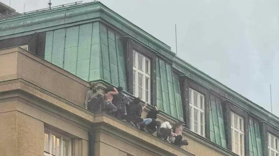 Estudantes se escondem de tiroteio em Praga