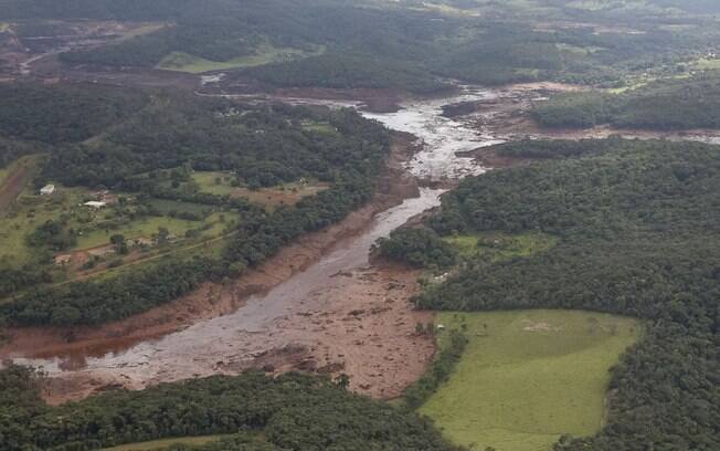 Lama e rejeitos da barragem que se rompeu em Brumadinho invadiram o rio Paraopeba