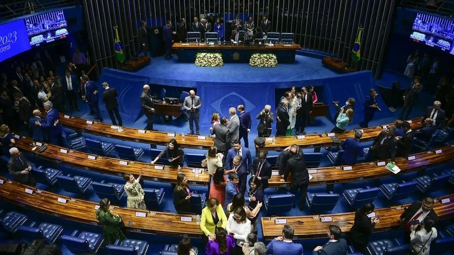 A decisão se tornou uma disputa entre o Senado e o STF, que estão em lados opostos da discussão