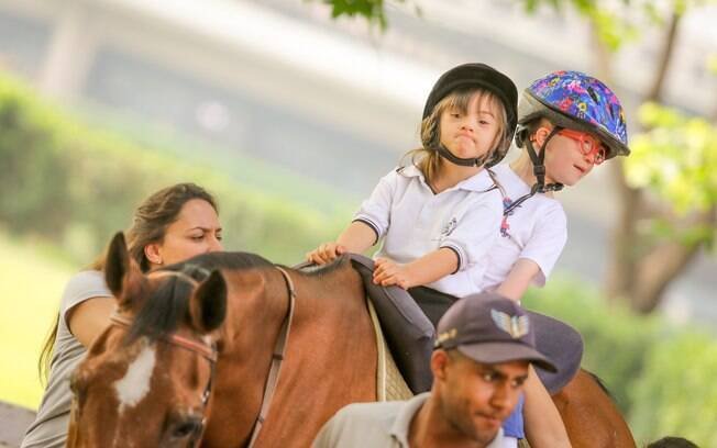 A escola de equitação da Hípica Paulista reabilita crianças e adultos com a equoterapia