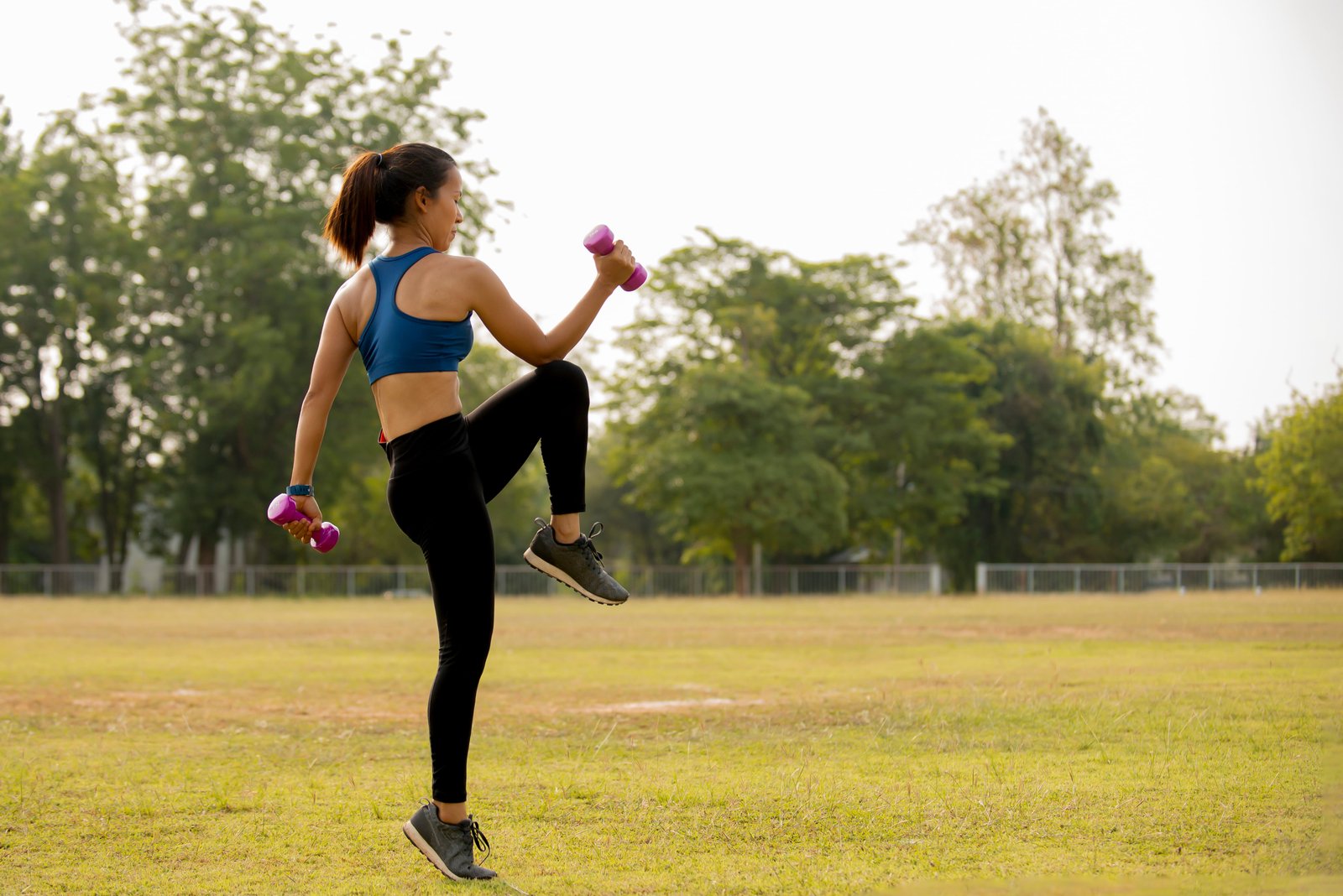Portrait of asian woman losing weight  and exercising with dumbbells at park , woman in sportswear holding dumbbells in her hands , Sport and recreation healthy lifestyle Concept
WEBSTORY HABITO EXERCÍCIOS