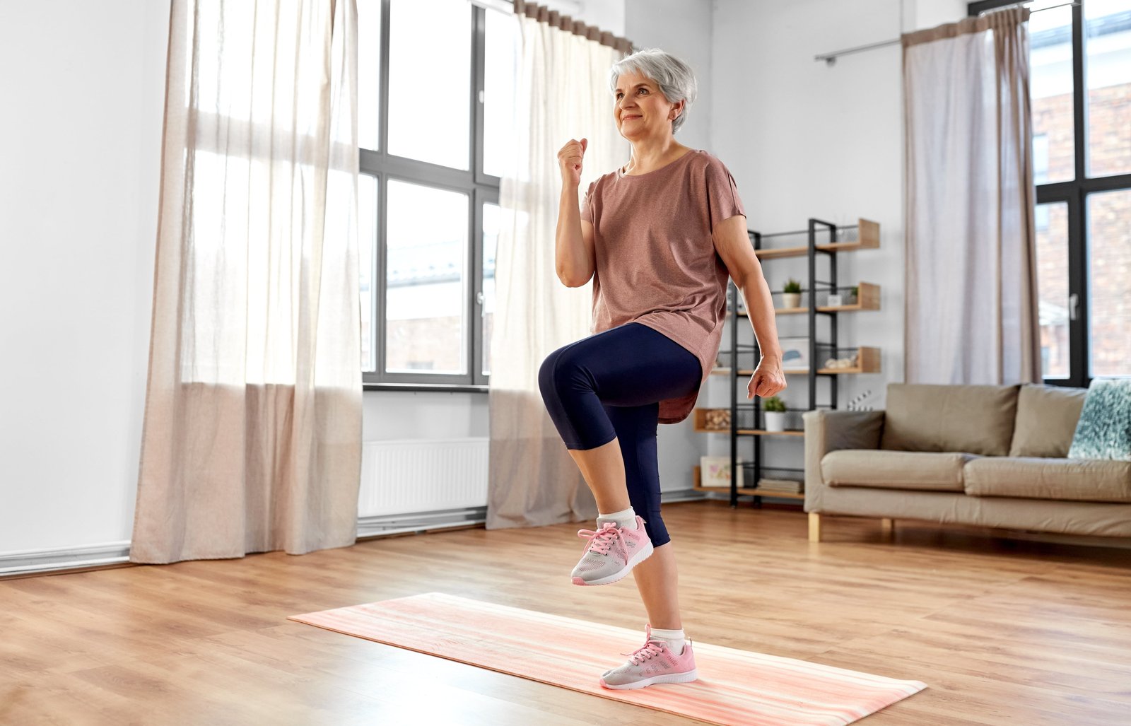 sport, fitness and healthy lifestyle concept - smiling senior woman exercising on mat and walking on spot at home
WEBSTORY HABITO EXERCÍCIOS