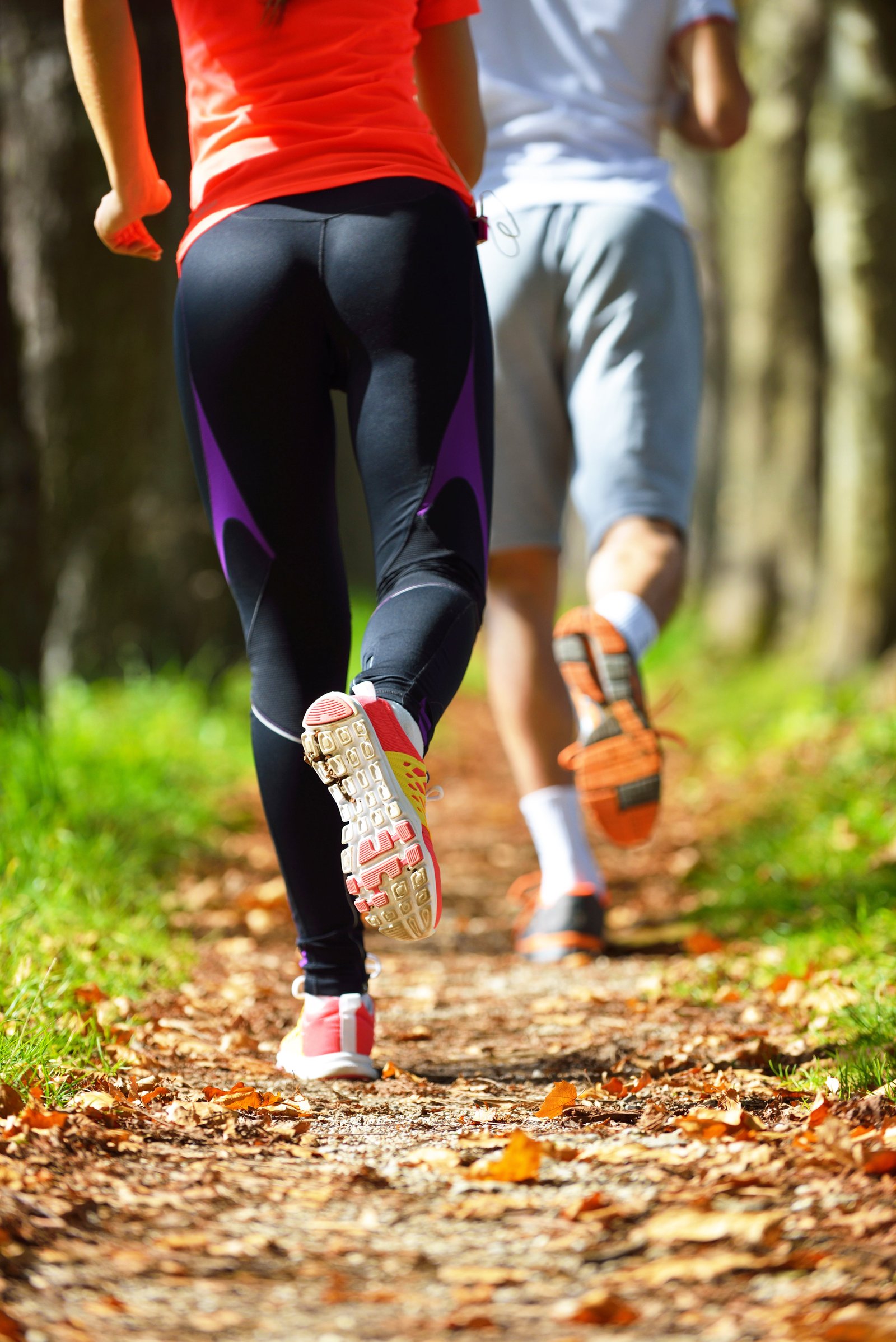 (Não usar depois da publicação. Em caso de dúvidas, falar com Foto) Young couple jogging in park at morning. Health and fitness.