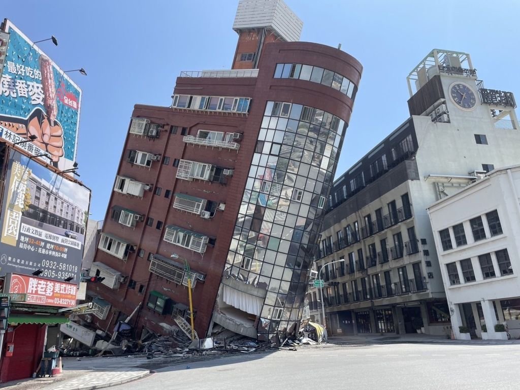 Edifício Urano na cidade de Hualien, em Taiwan, ficou severamente inclinado após a ilha ser atingida pelo terremoto mais forte em 25 anos.
