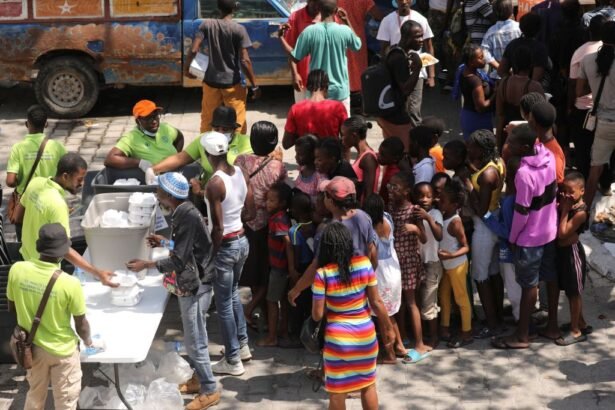 Sem esperança de ajuda externa, haitianos tentam fugir da anarquia das gangues