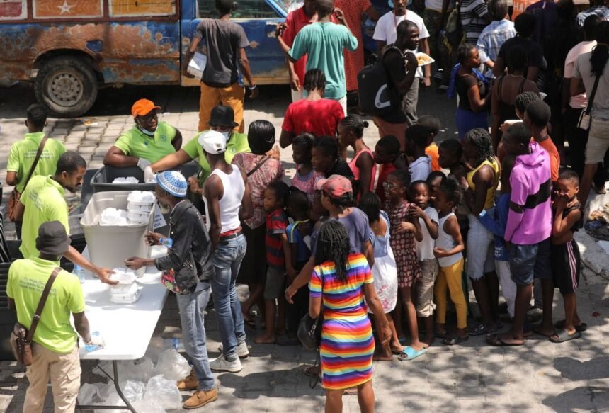 Sem esperança de ajuda externa, haitianos tentam fugir da anarquia das gangues