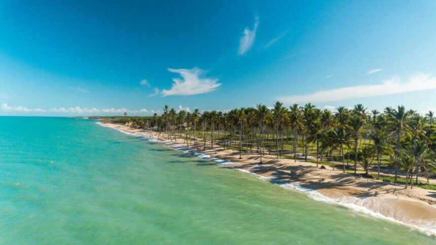 Vista da praia do Coqueiral, em Prado, no sul da Bahia