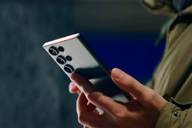 Homem usando celular do modelo Samsung Galaxy S23 Ultra