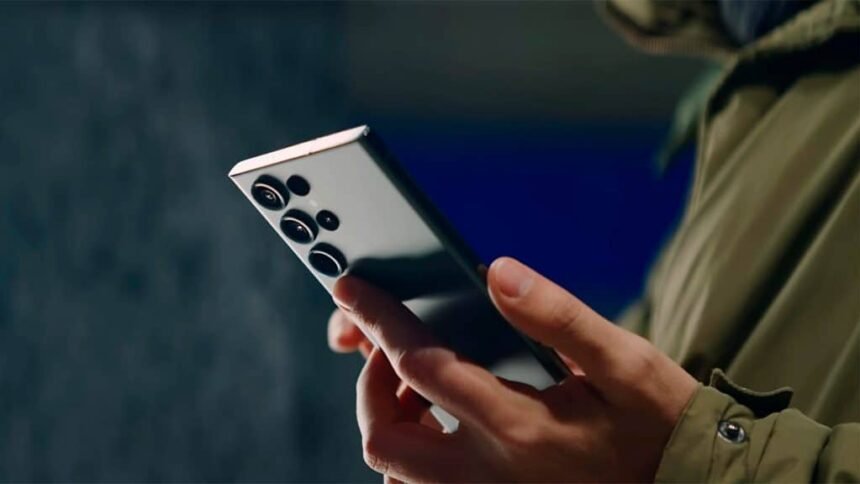 Homem usando celular do modelo Samsung Galaxy S23 Ultra