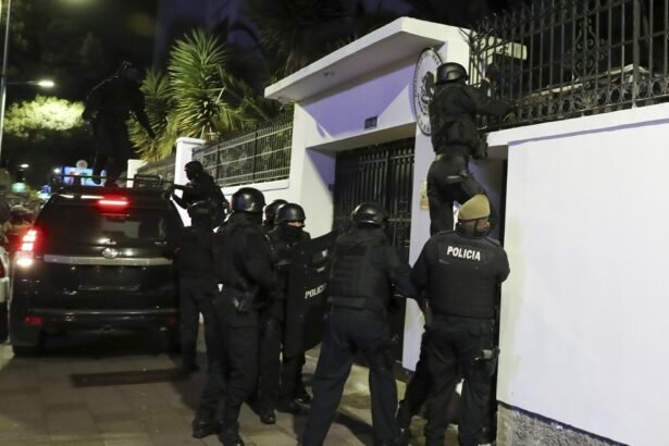 Polícia do Equador invade embaixada do México em Quito para prender ex-vice-presidente equatoriano Jorge Glas, que buscava asilo político — Foto: David Bustillos/AP Photos