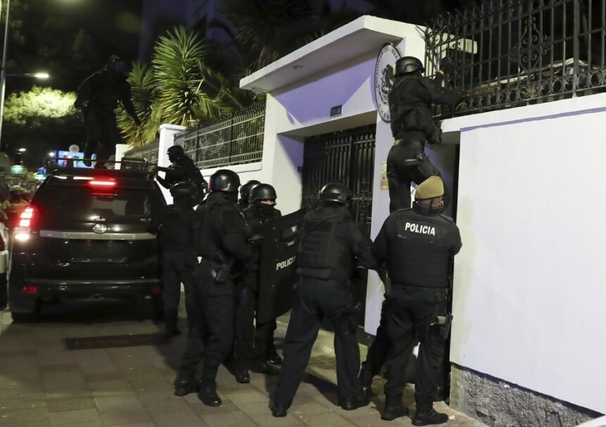 Polícia do Equador invade embaixada do México em Quito para prender ex-vice-presidente equatoriano Jorge Glas, que buscava asilo político — Foto: David Bustillos/AP Photos