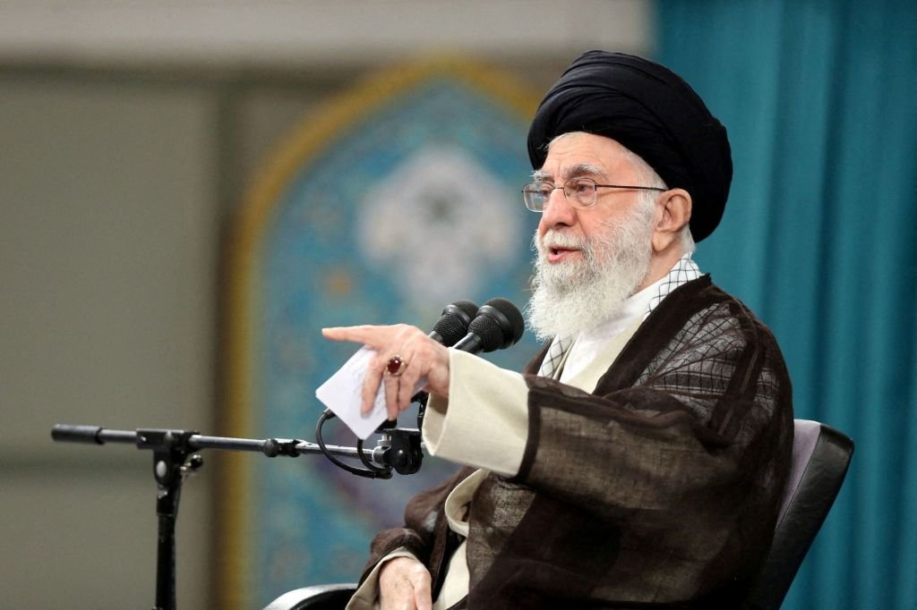 Líder do Irã diz que Israel “deve e será“ punido por ataque à embaixada na Síria