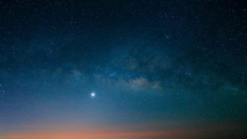 Estrela do Norte no céu durante crepúsculo
