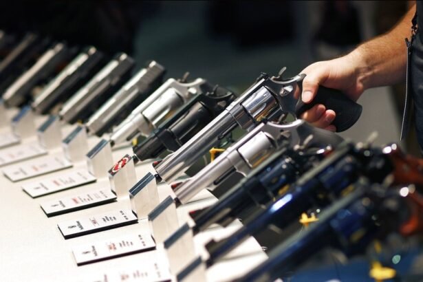 O governo de Joe Biden anunciou que ampliará a verificação de antecedentes para a compra de armas de fogo, como forma de fechar