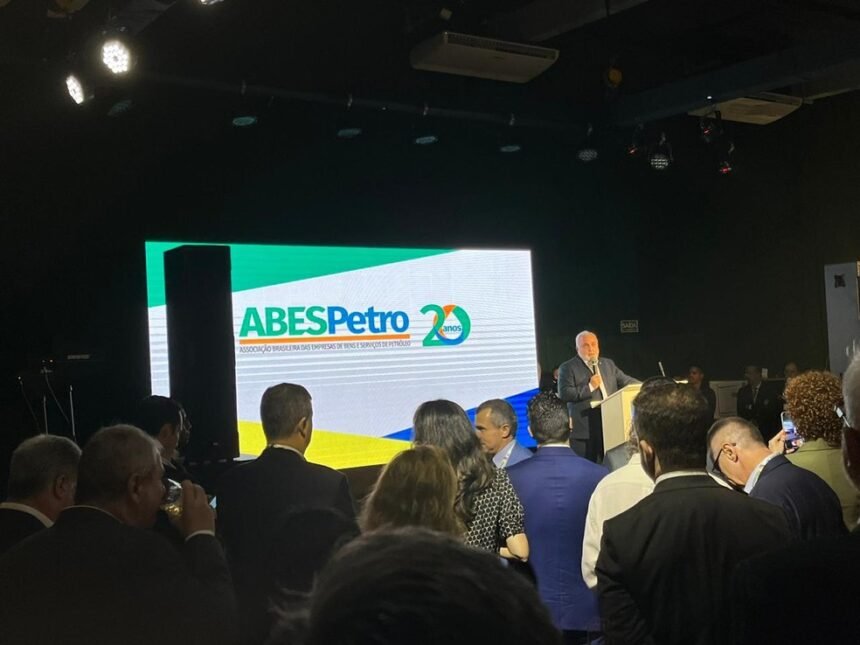 Jean Paul Prates, presidente da Petrobras, participa da comemoração de 20 anos da Associação Brasileira das Empresas de Bens e Serviços de Petróleo (Abespetro), no Rio, na noite desta quinta-feira (11), em sua primeira aparição após especulações a respeito de sua demissão da estatal — Foto: Kariny Leal/Valor