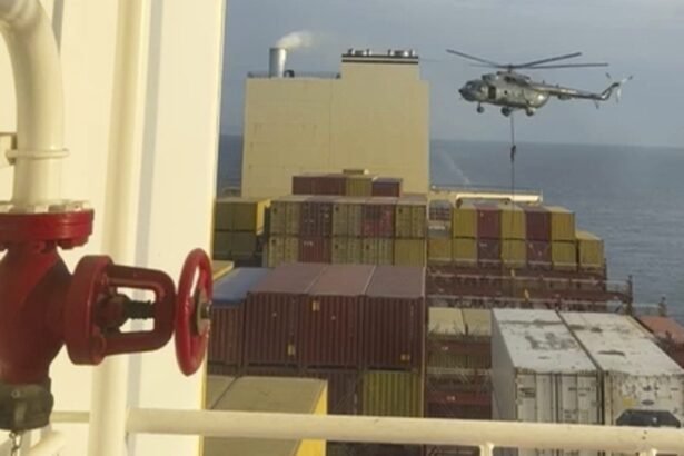 Helicóptero durante um ataque a um navio no Estreito de Ormuz em imagem retirada de vídeo fornecido à Associated Press por um oficial de defesa do Oriente Médio, neste sábado (13) — Foto: Foto AP
