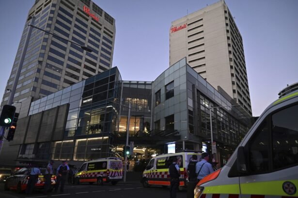 Serviços de emergência na frente do shopping Bondi Junction depois que várias pessoas foram esfaqueadas dentro do estabelecimento em Sydney, na Austrália — Foto: Steven Saphore/AAP via AP